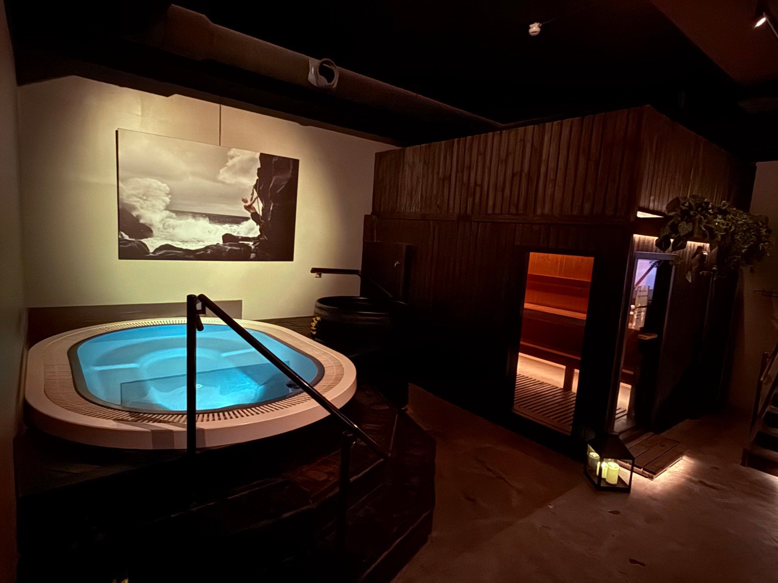The Sense Faxafen recovery room — a private tiled hot tub beside the cedar sauna, low warm light