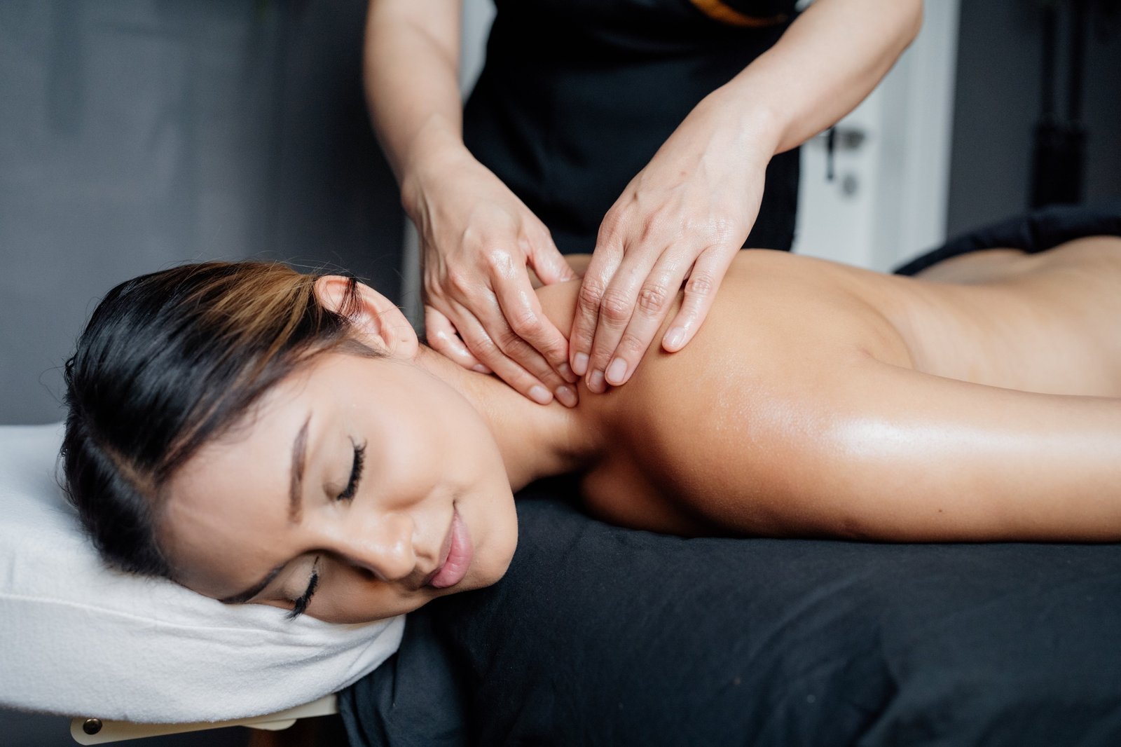 Sense therapist working the neck with warm oil